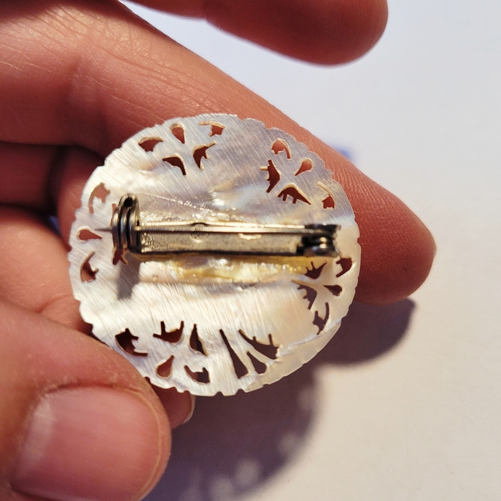 Vintage Carved Mother of Pearl Flower Brooch - Picture 4 of 5